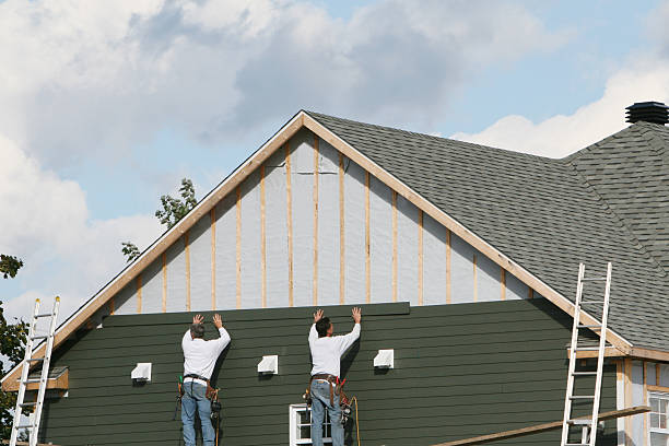 Professional Siding Installation technician working in Locust Hill, VA